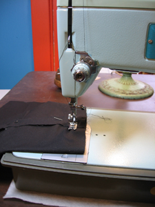 The inner side seams of the lining are machine stitched